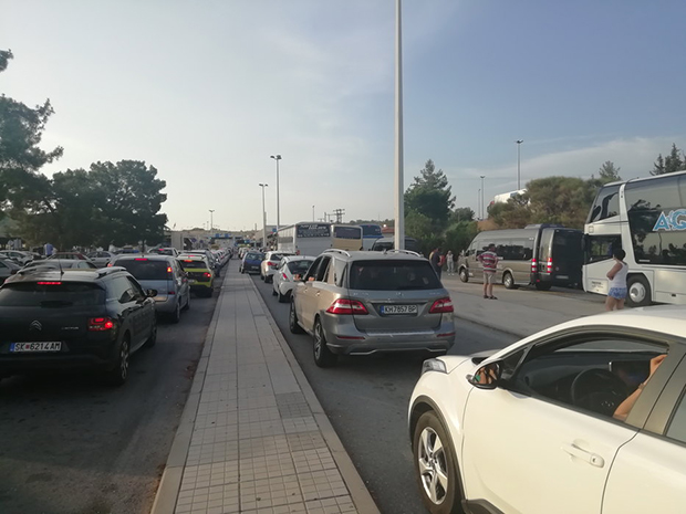 Хаос на грчкој граници: Километарске колоне возила, људи уморни и нервозни (ФОТО)