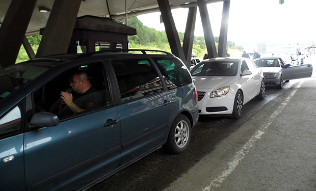 Задржавање  формалности  ради: На граничном прелазу Градина БЕЗ ГУЖВЕ (ФОТО)