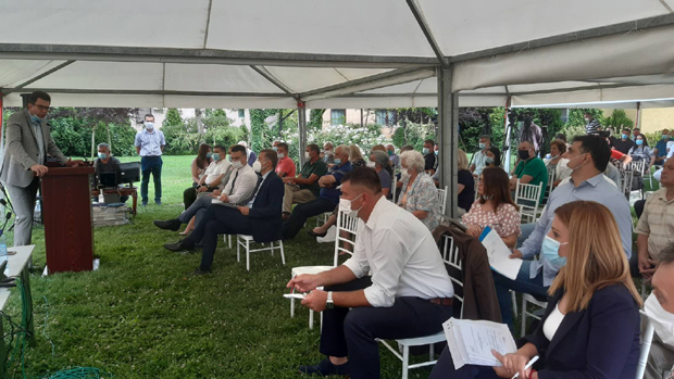 Седница шабачког парламента на отвореном: Ребаланс за куповину маски? (ФОТО)