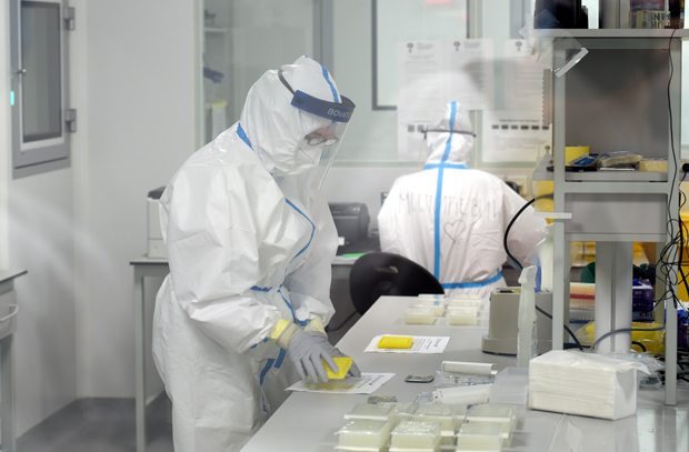 “Под катанцем” и у скафандерима проводе од шест до осам сати радећи са смртоносним вирусом: Ми га не видимо само можемо да га детектујемо, најопаснији део је скидање после рада