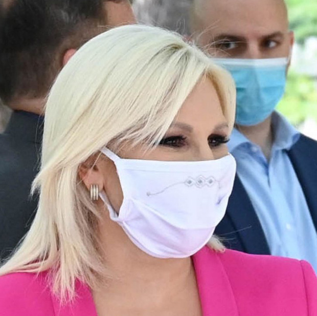 Шпијунка: Зорана Михајловић поклонила Годфрију маске са везом 