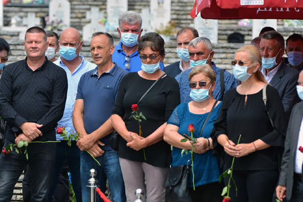 У Братунцу одржан парастос српским жртвама из минулог рата: Џелате не стиже правда, за смрт 3.265 Срба у Подрињу нико одговоран