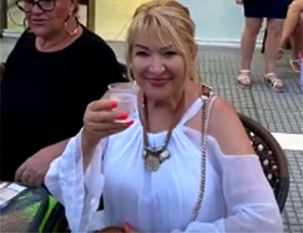 Драгане, ко ти је крив!: Гоца Лазаревић са чашицом у руци послала поруку Палми из Паралије, па запевала свој хит (ВИДЕО)