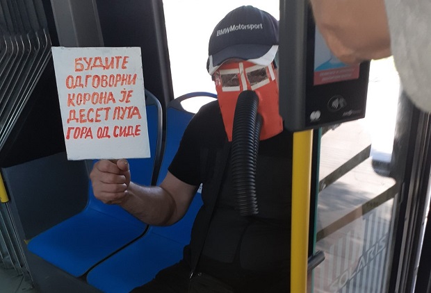 Будите одговорни, корона је десет пута гора од сиде: Човек у аутобусу маском и транспарентом изазвао пажњу Београђана