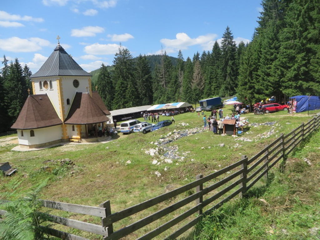 СВЕЧАНОСТ У ОБНОВЉЕНОЈ ЦРКВИ БРАЋЕ НЕМАЊИЋА: Овде су верници вековима одржавали службу под отвореним небом, а и крштавали децу под оморовим гранама