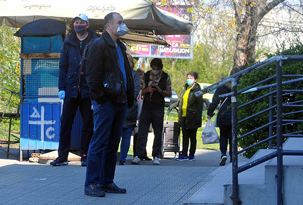 Пуцамо у МАСКИРАНЕ људе: Обавештење на вратима продавнице ШОКИРАЛО Србе (ФОТО)