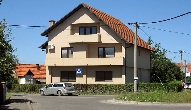 БАЧЕНЕ БОМБЕ НА КУЋУ У БИЈЕЉИНИ: Једна бомба се активирала и оштетила прозоре и врата гараже