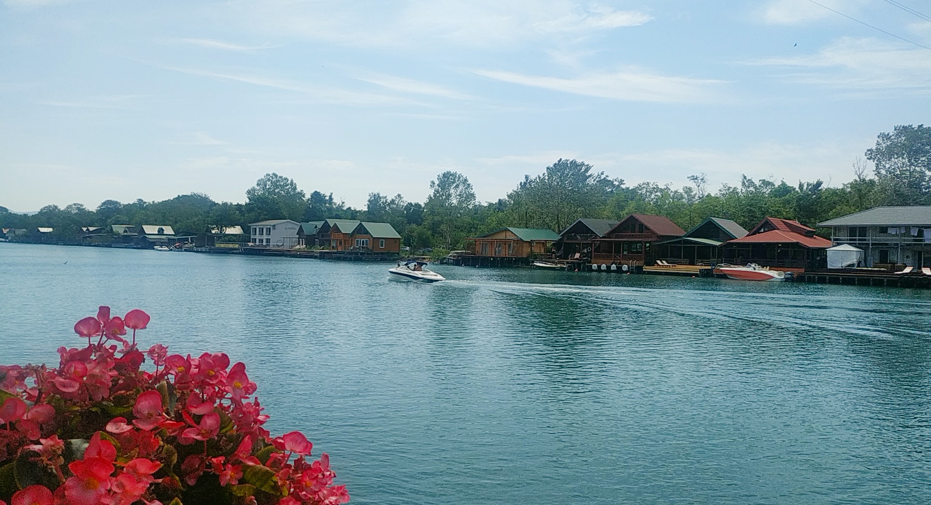 Полиција пронашла кокаин током контроле двојице одраслих и малолетника
