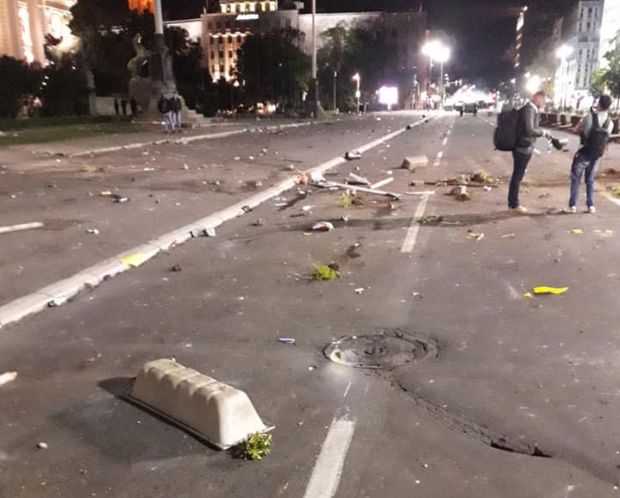 Ово је део хаоса који су хулигани који су уништавали и палили Београд ноћас оставили за собом (ФОТО)