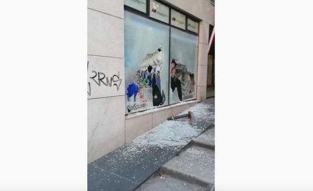 Хулигани у Новом Саду демолирали улаз Српске напредне странке (ВИДЕО)