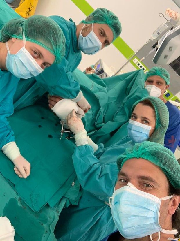 Успех хируршког тима УКЦ Српске: Пацијенту спасили АМПУТИРАНУ шаку (ФОТО)