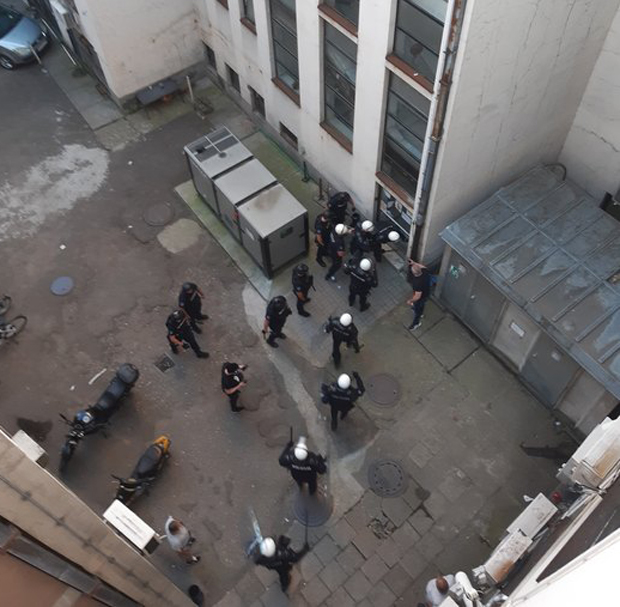 У Новом Саду демонстранти напали зграду покрајинског јавног сервиса:
РАЗБИЛИ СТАКЛО НА ЗГРАДИ РТВ