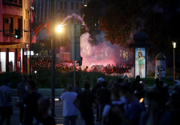 Немири на улицама Београда: Демонстранти напустили центар, полиција патролира (ВИДЕО)