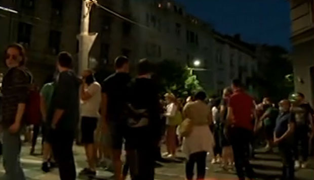 ТАКСИСТА СЕ ЗАЛЕТЕО У КОРДОН: Умало покосио полицајце у Таковској, извукли га из аута и привели