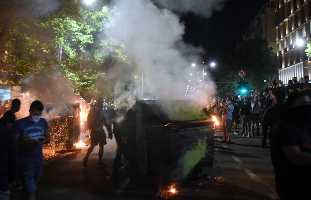 У Београду повређено десет полицајаца, једном ПОЛОМЉЕНЕ ОБЕ НОГЕ!
