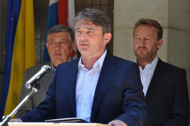 Комшић: Српски министри глуме опасне јастребе