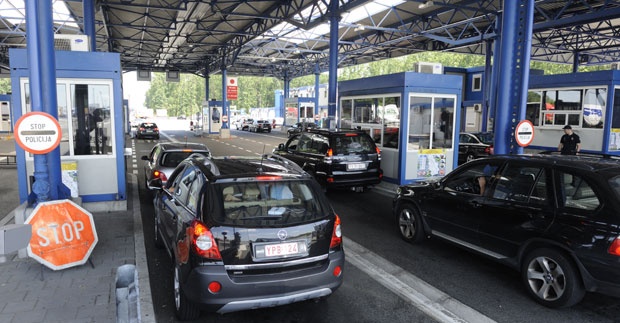 Заплењен хероин на прелазу Батровци, сакривен у мењачу мерцедеса 