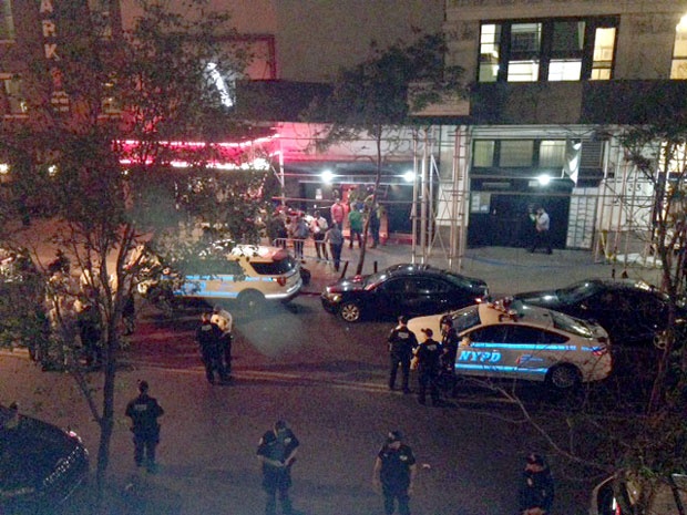 Један полицајац убијен, други изрешетан током пљачке у Бронксу