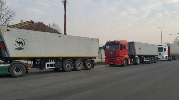 ПРОТЕСТ КАМИОНЏИЈА: Теретњаци на два сата блокирали граничне прелазе