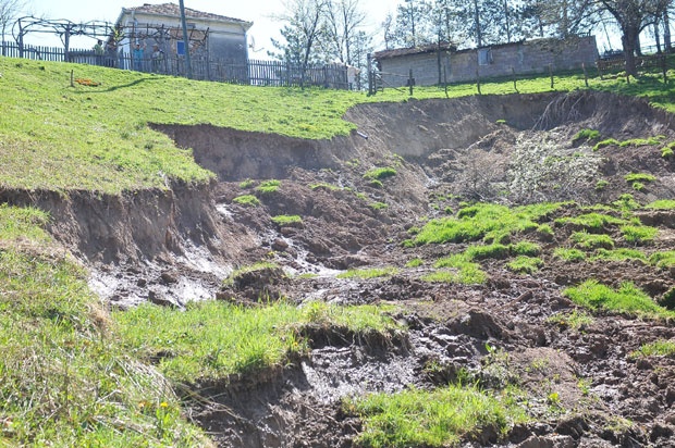 Петриња:Померило се брдо, мештани се евакуишу