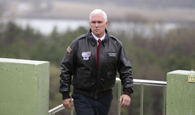 Пенс брани Трампа, транспарент Америка глава змије; Јордански краљ: Источни Јерусалим је престоница Палестине