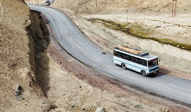 СЛЕТЕО У РЕКУ: 14 особа погинуло,15 повређено у удесу аутобуса