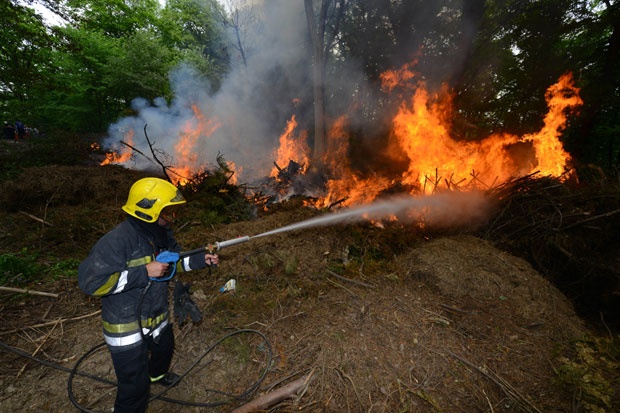 Заустављено ширење пожара ка брани, ватрогасци дежурају