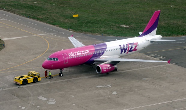 Авион принудно слетео због претње бомбом