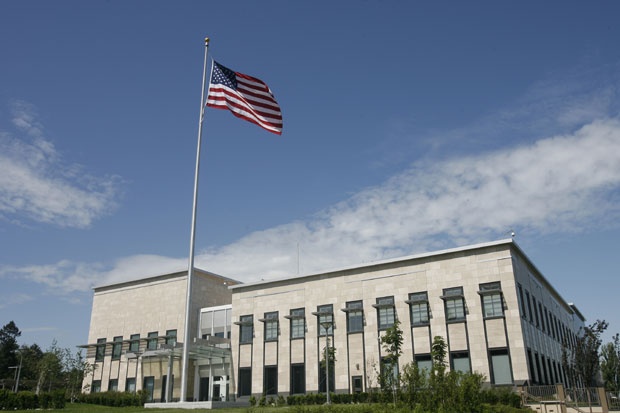 Амбасаде САД и Велике Британије не издају визе