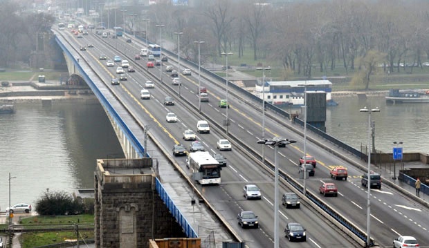  ХЕРОЈСКИ ЧИН: Сестре спречиле старицу да скочи са Бранковог моста