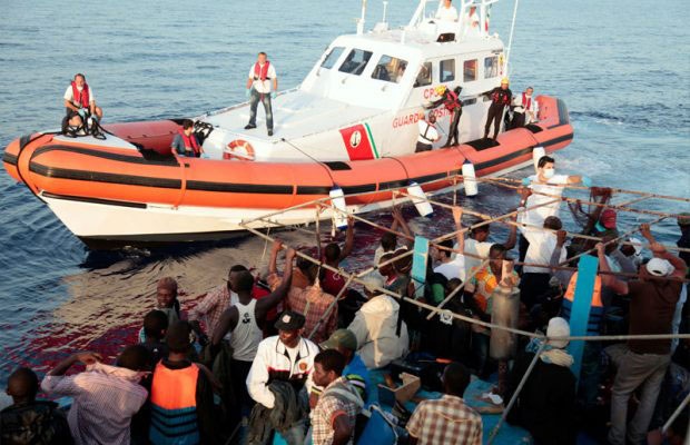 ОДБИЛЕ ГА ИТАЛИЈА И МАЛТА: Брод са 629 миграната нема где да пристане