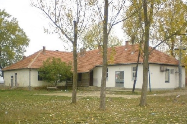 УХАПШЕНА ЧЕТВОРИЦА АЛБАНСКИХ МЛАДИЋА: Демолирали врата на школи и вређали српске ђаке