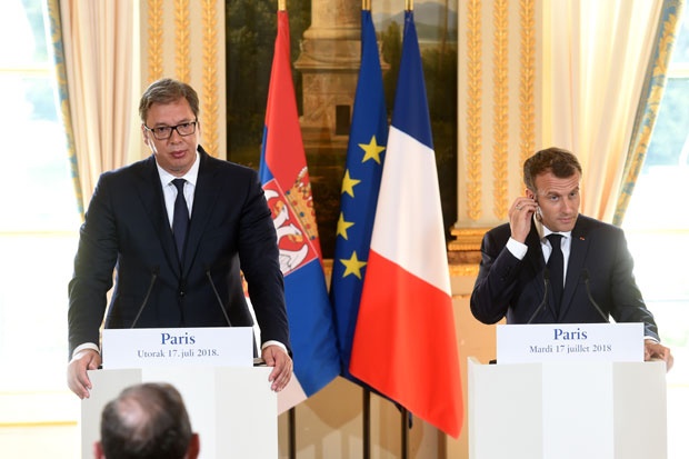 Макрон Вучићу: Братство по оружју, основ стратешког партнерства