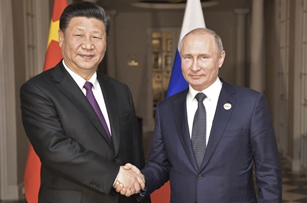 ПУТИНУ И СИЈУ ОДРЕШЕНЕ РУКЕ: Главни ривал изостао са азијских самита