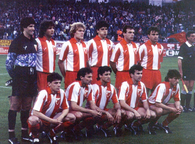 ТИМ ИЗ БАРИЈА НА ТЕРЕНУ ПРЕ ЗВЕЗДА - НАПОЛИ: Чланови шампионске генерације обилазе почасни круг пред 50 хиљада гледалаца