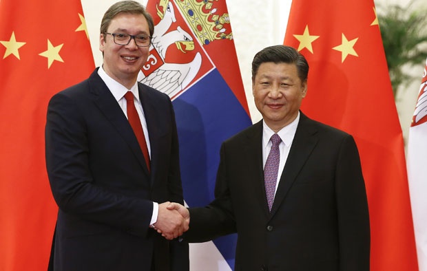 Вучић поклања Сију средњевековни српски мач