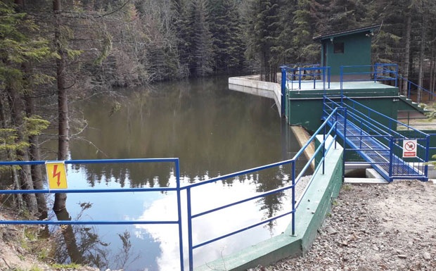 ТУЧА У СЕЛУ РАКИТА: Сукоб мештана и обезбеђења градилишта МХЕ, једна особа повређена