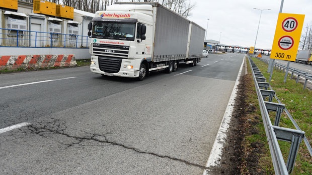 Нормализован теретни саобраћај на прелазу Сремска Рача