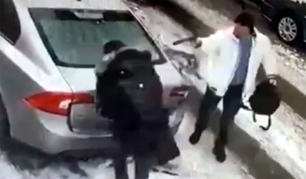 УЗНЕМИРУЈУЋИ СНИМАК БРУТАЛНОГ УБИСТВА: Ликвидирали погрешног човека?