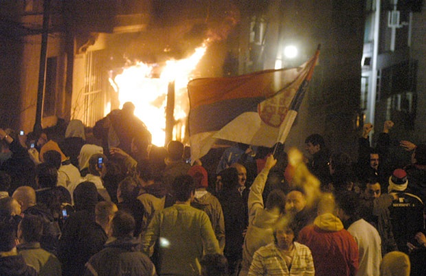 Делимично потврђена оптужница против полицајаца за паљење америчке амбасаде