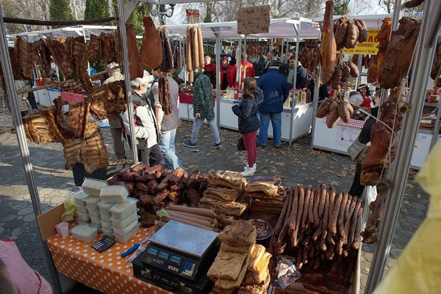 Нема дијете, нема вегана: Људи хрле у царство сланине у Качареву