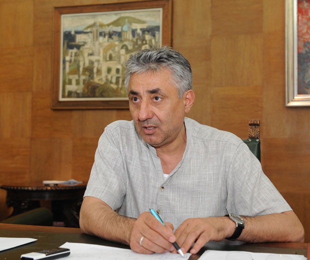 СУЂЕЊЕ ЗА ПАЉЕЊЕ КУЋЕ НОВИНАРА: Симоновић стигао на суђење