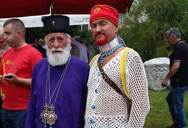 Смејурија од Мирашеве цркве: Коцкање, модне ревије, пребијање старице, а ево у каквој се уџерици окупљају следбеници (ФОТО/ВИДЕО)