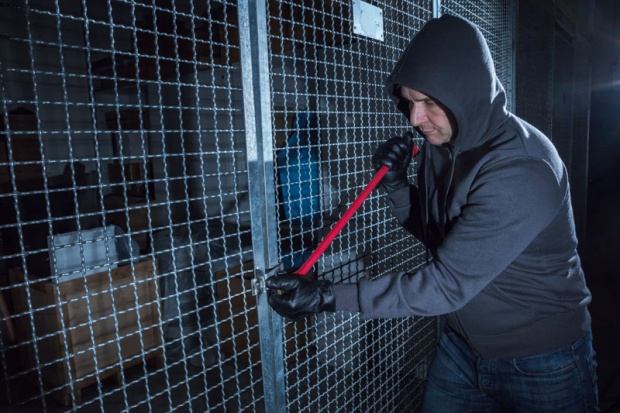 НЕМА ПРЕПРЕКА ЗА ЉУБАВ: Тинејџер провалио у затвор због бивше девојке