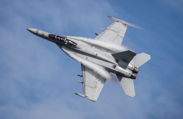 Откривено чији је Ф-18 који је покушао да се приближи авиону са руским министром одбране