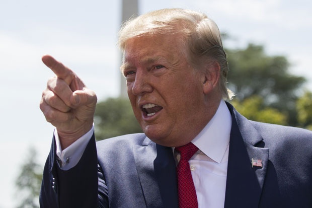 Трамп ретвитовао: Време за отказ Фаучију, главном епидемиологу у САД