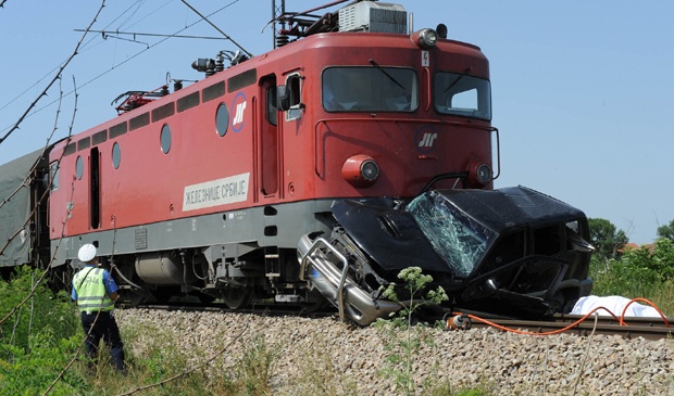 Воз ударио ауто на пружном прелазу код Куршумлије