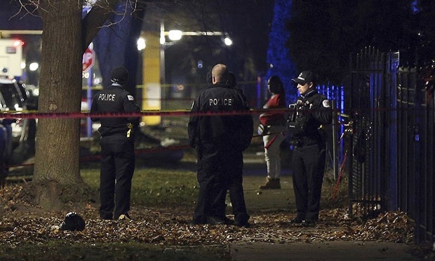 Пуцњава у САД: Рањена два полицајца, нападач убијен