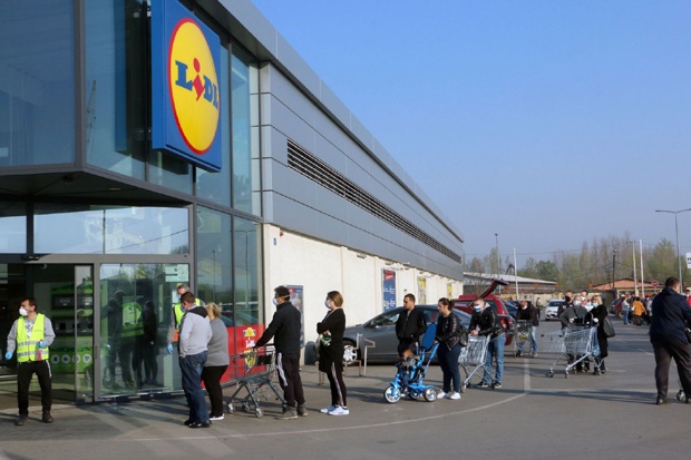 ПУСТОШЕЊЕ рафова од раног јутра: Велике гужве у продавницама пред васкршње празнике и најдужи полицијски час (ВИДЕО)