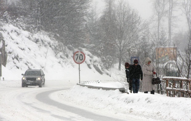 ХРВАТСКА У КОЛАПСУ:Школе затворене због снега, саобраћај у блокади, у помоћ дошла и војска(ВИДЕО)